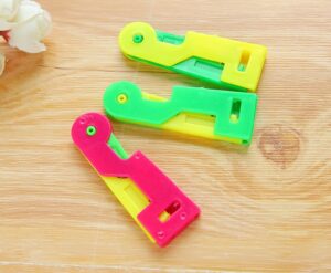 Automatic Needle Threader – Compact tool for elderly users with dim eyesight.